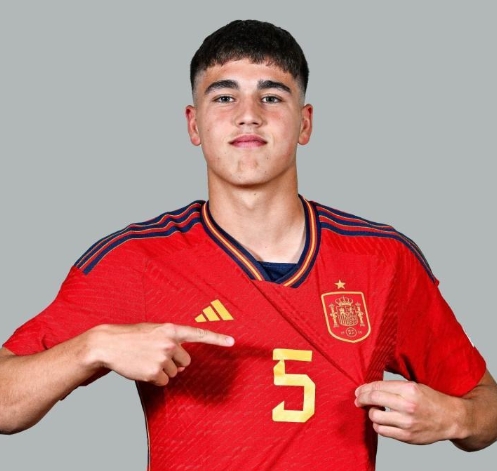 巴萨17岁中卫库巴西入选西班牙国家队